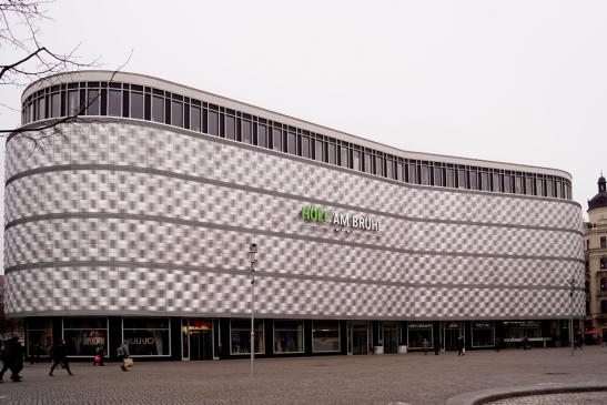 Die Alufassade, Teil der Höfe am Brühl