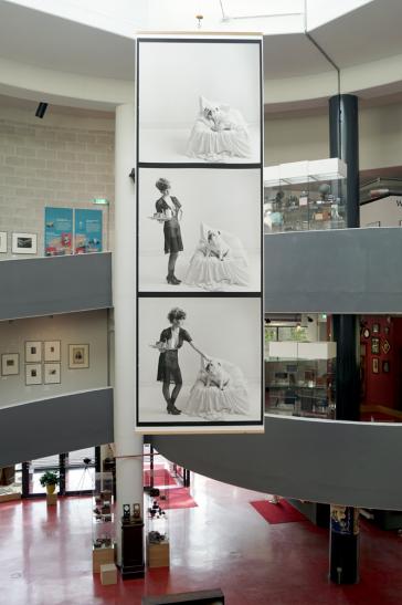 Blick in das Museum mit drei Szenenfotos
