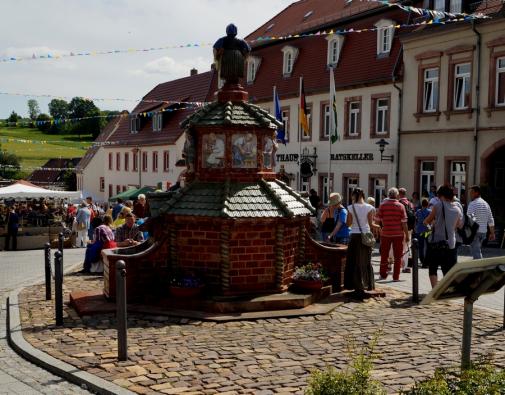 Brunnen mit Brunnenfrau