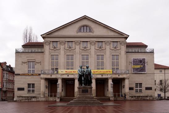 Das Nationaltheater mit Goethe und Schiller