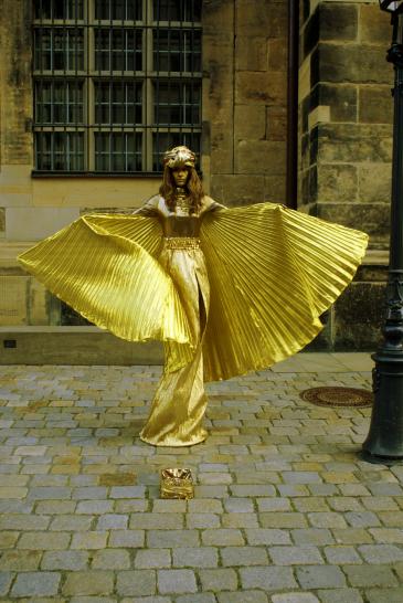 Frau in Gold