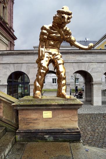 Großer Geist vor dem Neuen Museum