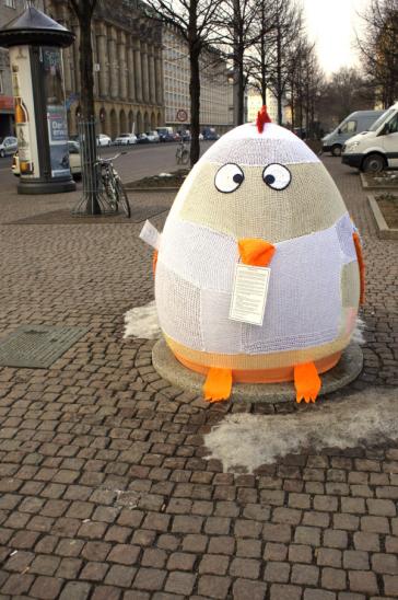 Zu Ostern als Osterei bestrickt