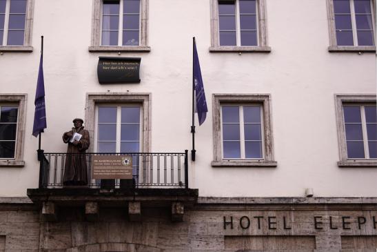 Luther auf dem Balkon des Hotels Elefant