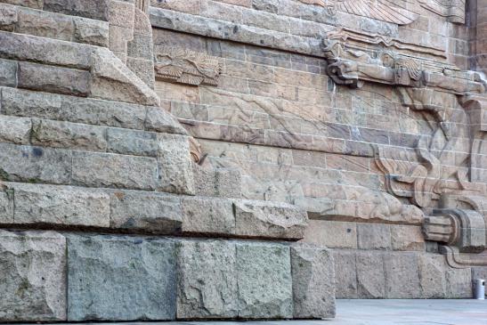 Mauer des Denkmals mit Relief der Hydra