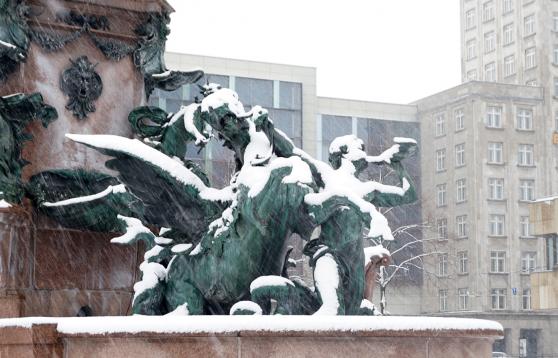 Mendebrunnen im Schneegestöber