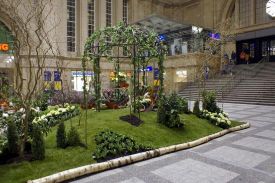 Osterschmuck im Hauptbahnhof