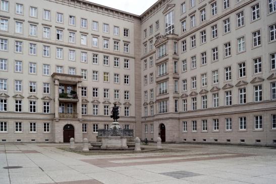  Roßplatz 1 - 3 mit Mägdebrunnen