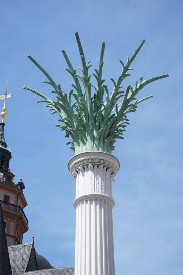 Säule mit Krone-Nachbildung der Säulen in der Nikolaikirche