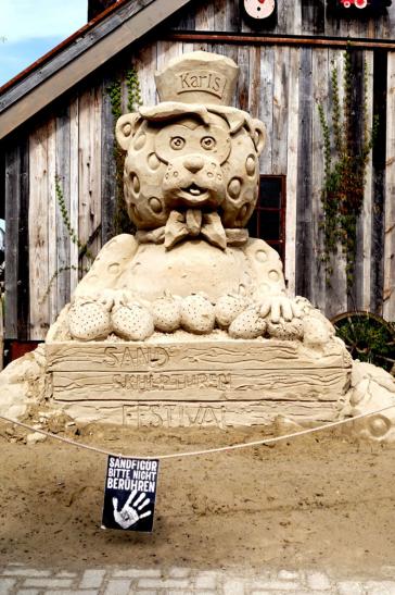 Sandskulptur im Erdbeerhof