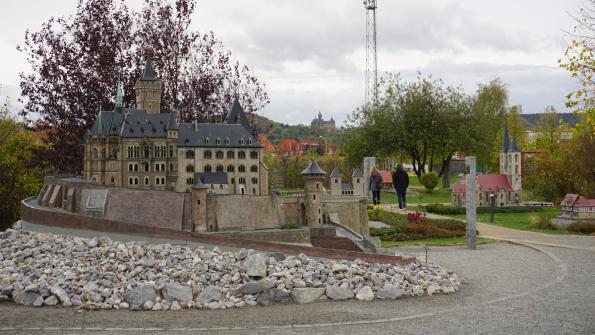 Schloss Wernigerode als Miniatur und im Hintergrund original