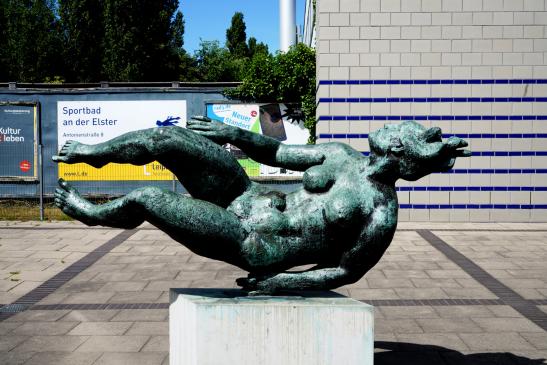 Schwimmerin vor der Elsterschwimmhalle