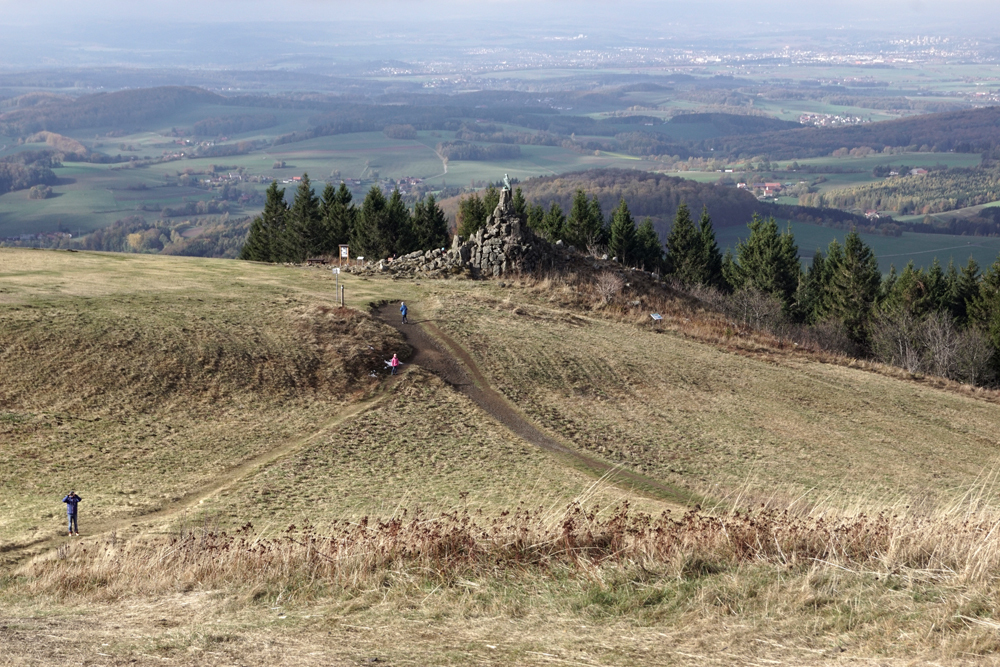 Blick zum Fliegerdenkmal